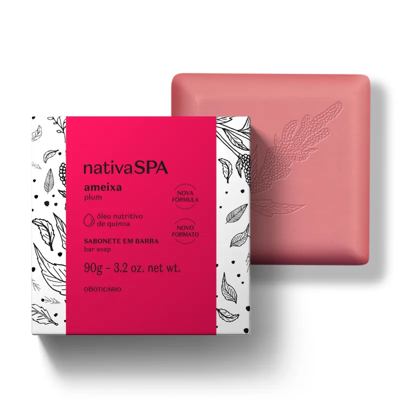 Sabonete em barra da marca Nativa SPA Ameixa. A barra tem a cor rosa, enquanto a embalagem tem temática de folhas e frutas em preto e branco com uma faixa larga na cor rosa escuro contendo as informações sobre o produto.