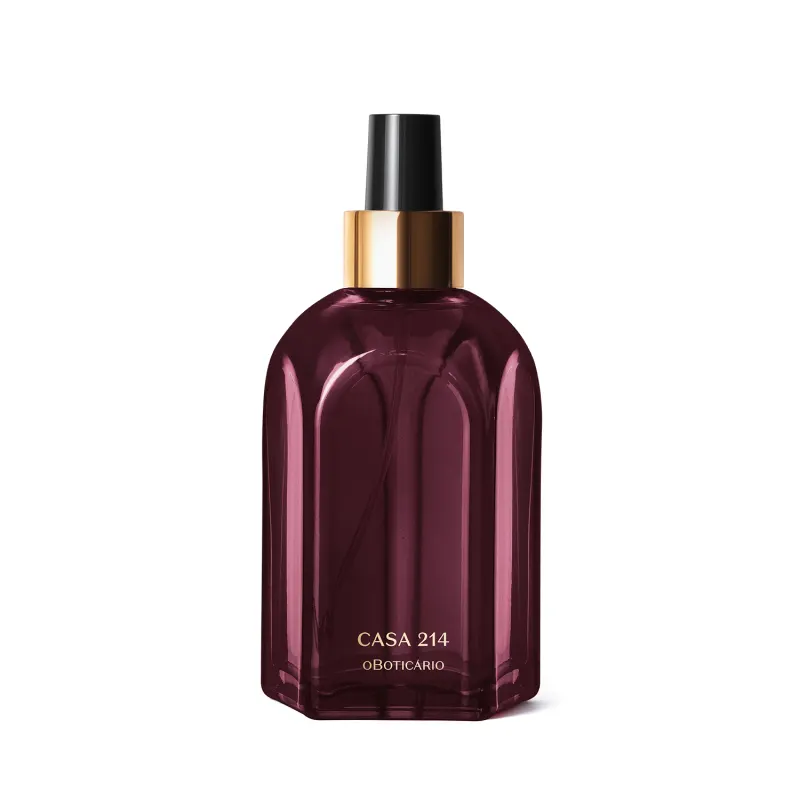 Vidro de aromatizador spray Casa 214 Figo Magnífico com design geométrico em tom de roxo e detalhes dourados no rótulo. Embalagem elegante e sofisticada, com tampa preta.