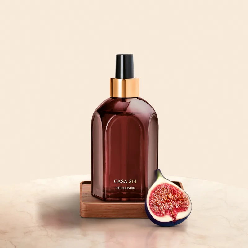 Vidro roxo do aromatizador Casa 214 Figo Magnífico com válvula spray preta sobre superfície de madeira, ao lado de fatia de figo vermelho, em ambiente claro, minimalista e com sombreado.
