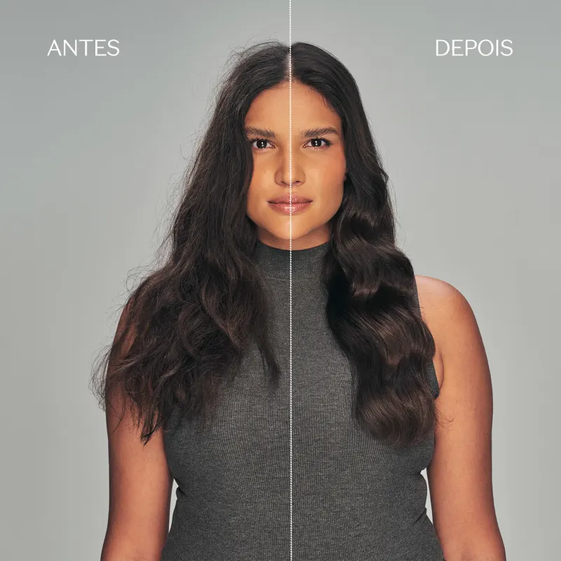 A imagem mostra uma mulher com cabelos longos e escuros. . A imagem é dividida ao meio, com a metade esquerda mostrando o cabelo antes de algum tratamento e a direita após o tratamento.