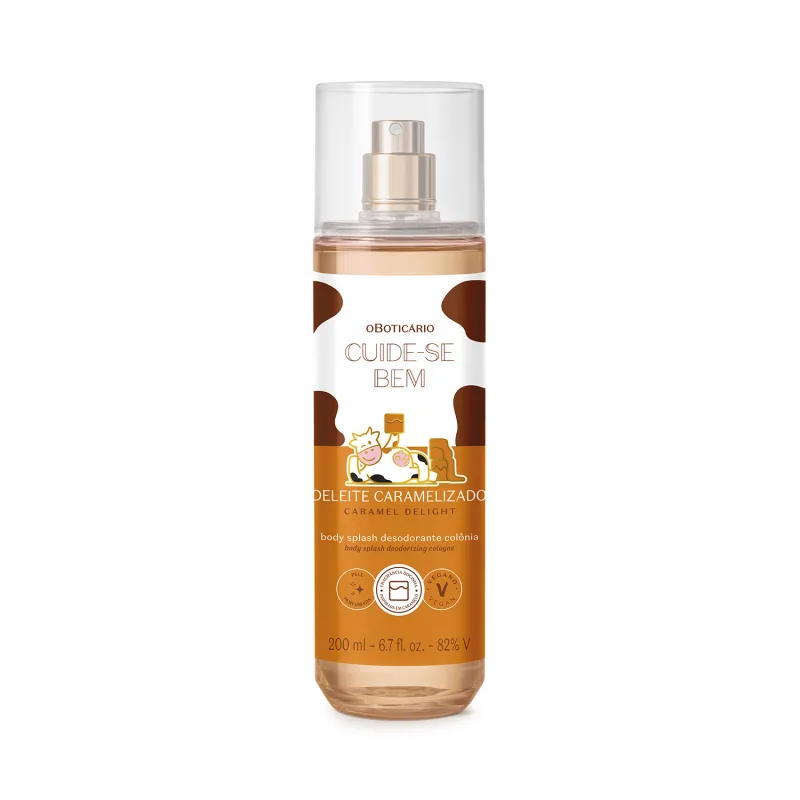 A imagem mostra um frasco transparente do body splash Cuide0se Bem Deleite Caramelizado, com tampa e pulverizador prateados. Rótulo branco com detalhes em marrom e ilustração de da vaquinha As informações do produto estão em letras brancas e pretas.