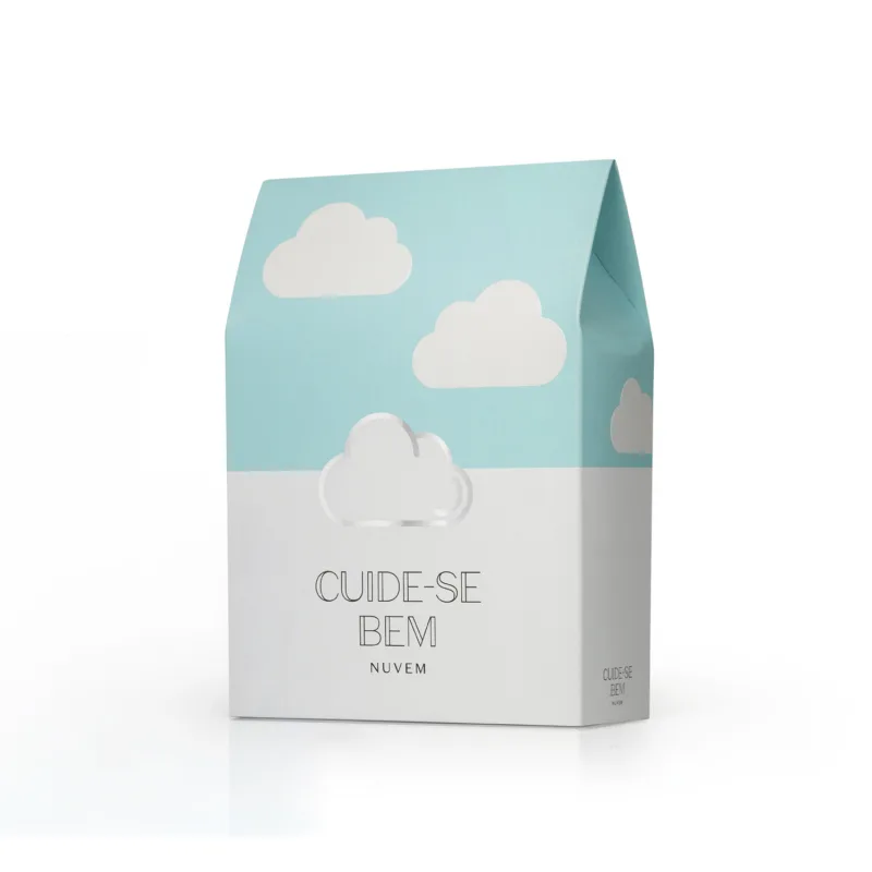 Caixa de papelão azul-esverdeado com nuvens brancas, contendo o texto "Cuide-se bem" e "Nuvem" em letras pretas. A embalagem apresenta um design minimalista e atraente, sugerindo um produto de beleza ou cuidados pessoais.