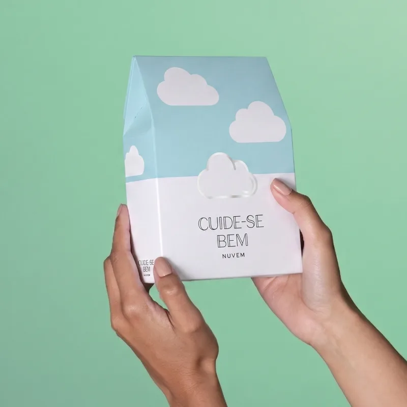 Embalagem de produto de beleza da marca Cuide-se Bem, com ilustrações de nuvens em fundo verde claro, sugerindo um ambiente leve e acolhedor para o uso do produto.