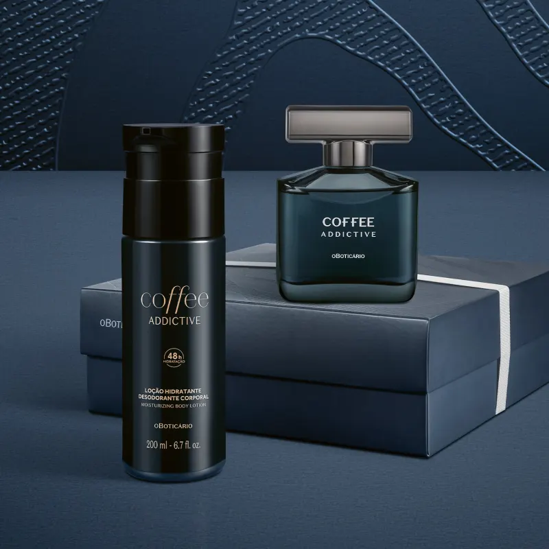 Embalagens pretas e azuis de um item de perfumaria da marca Coffee Addictive, posicionadas sobre uma superfície escura com elementos geométricos, em um cenário monocromático e minimalista.