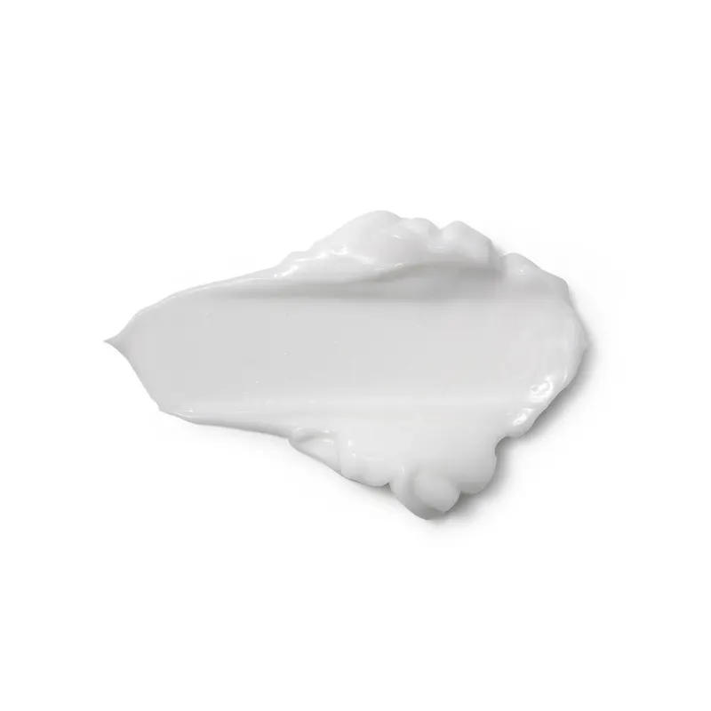 Textura branca e cremosa de produto de corpo e banho, com aspecto liso e brilhante, espalhada sobre superficie clara, ocupando grande parte da imagem.