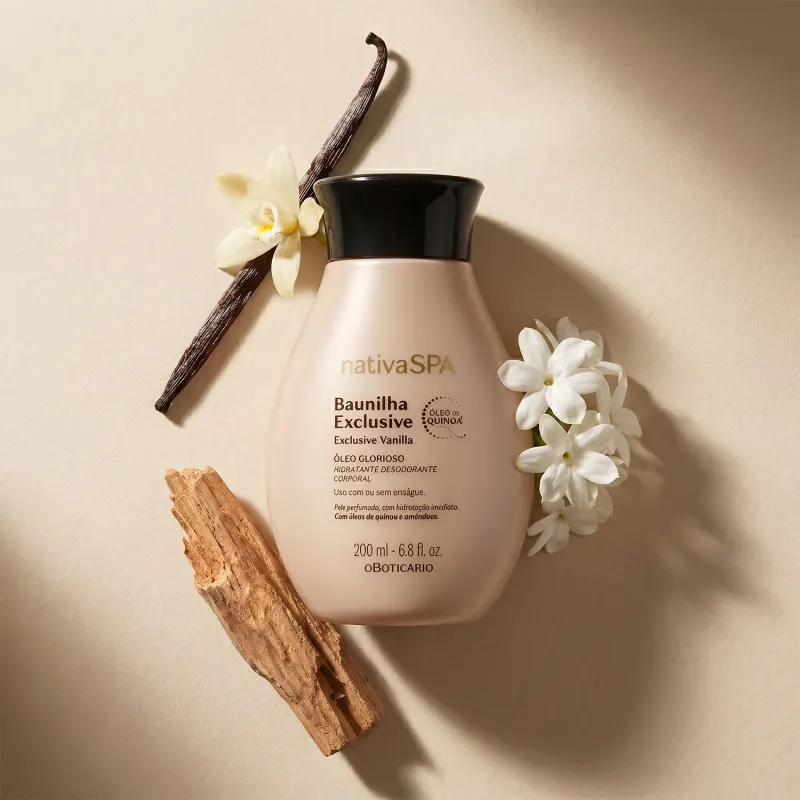 Recipiente de item de corpo e banho da marca Nativa SPA Baunilha Exclusive sobre superfície rosa clara cercado por flores brancas de jasmim, uma fava de baunilha e uma lasca de madeira aromática.