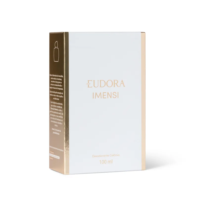 Embalagem retangular em caixa de papelão branca com detalhes em dourado à frente. Rótulo em letras douradas. Informações adicionais em texto pequeno e  logotipo de uma silhueta de frasco na lateral da embalagem sob fundo dourado.