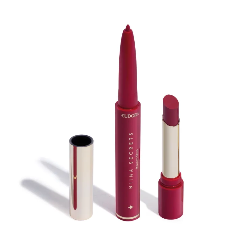 O produto apresentado na imagem é um batom da marca Niina Secrets Eudora, de cor rosa vibrante. São dois produtos em um: uma lapiseira delineadora com a ponta afiada e o batom em formato stick, com embalagem também rosa e detalhes dourados.