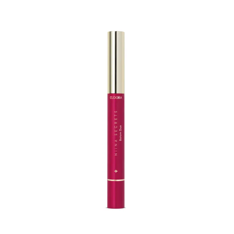 O produto apresentado é um batom da marca Eudora, da linha Niina Secrets. O batom está em um tubo de cor rosa vibrante, com o nome da marca e da linha impressos no rótulo. O tubo possui um design elegante, com uma tampa dourada na extremidade superior.