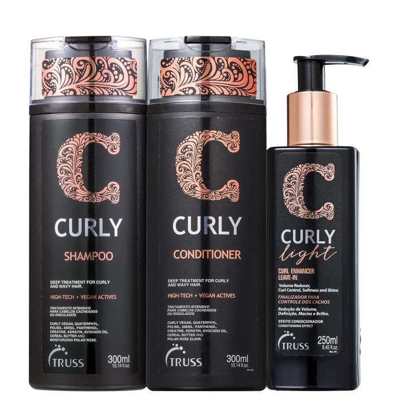 A imagem mostra uma linha de produtos para cabelos da marca Truss. São eles:
- Shampoo Curly Low Poo
- Condicionador Curly
- Ativador de Cachos Curly