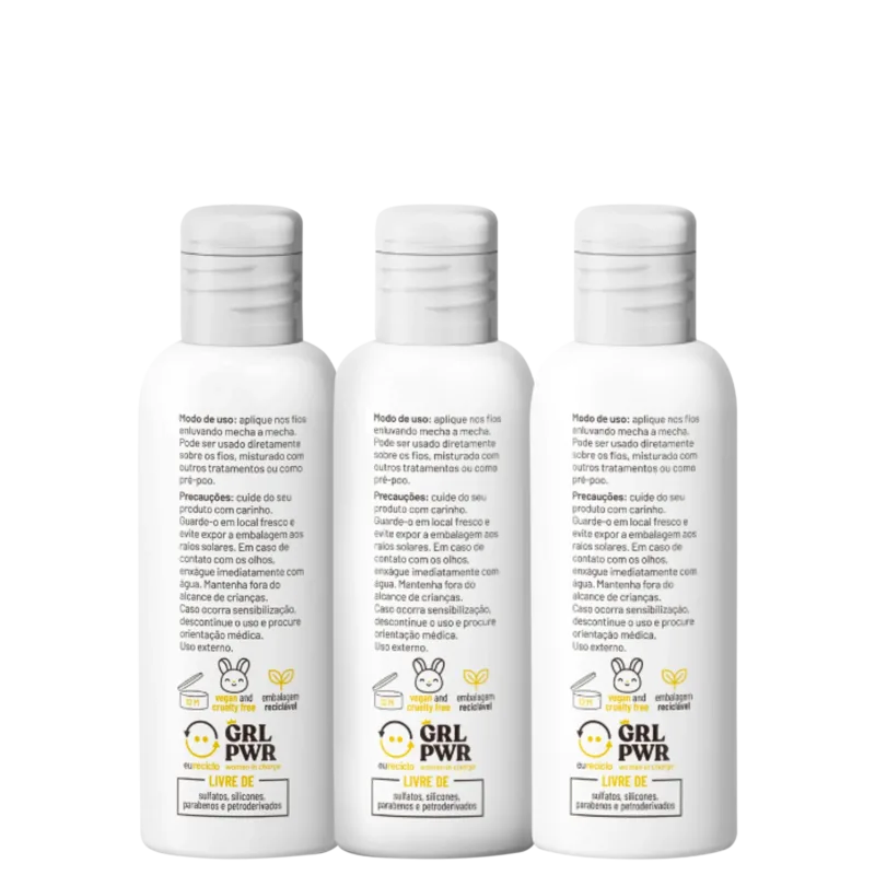 Três frascos pequenos de plástico branco opaco contendo produtos para cabelos cacheados da marca Curly Care. Cada frasco tem uma tampa branca e exibe o logotipo "Nutri N" em letras amarelas e uma coroa dourada.
