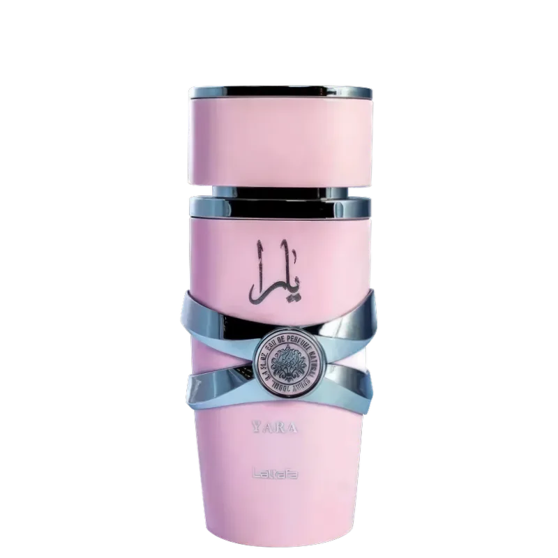 Frasco de perfume rosa da marca Lattafa Perfumes, com detalhes em prata e rótulo com texto em árabe. O produto possui um design elegante e sofisticado, com uma tampa destacada.