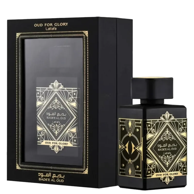 Caixa e frasco de item de perfumaria preto e dourado com design geométrico e texto em árabe e inglês "Oud for Glory" e "Badee al oud". O frasco possui um design elegante com detalhes decorativos em dourado. A caixa tem um padrão gráfico preto e dourado.