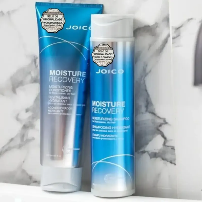 Dois produtos da marca Joico: um frasco de condicionador Moisture Recovery e um frasco de shampoo Moisture Recovery, ambos em embalagens azuis com detalhes em prata.