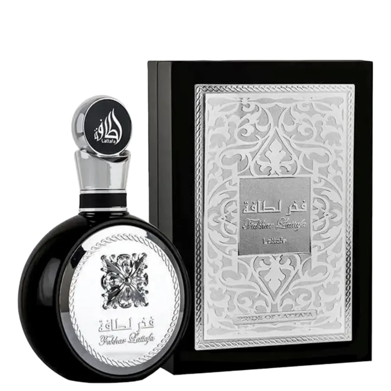 Frasco de item de perfumaria preto e branco com rótulo em árabe e inglês. Embalagem decorada com padrões florais entalhados. Caixa de presente prateada com detalhes ornamentais.
