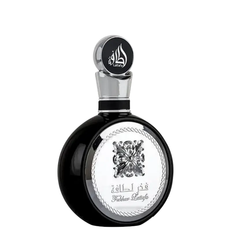 Frasco de perfume. É preto e possui um design elegante, com um lacre de cristal transparente no topo. O rótulo exibe o nome da fragrância em árabe e em inglês, "Yakhtar Lattafa". O design é simétrico e minimalista, com uma aparência sofisticada e luxuosa.