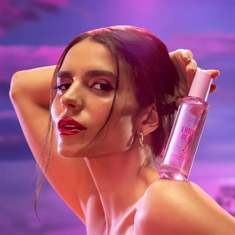 Mulher segurando Spray perfume mist.