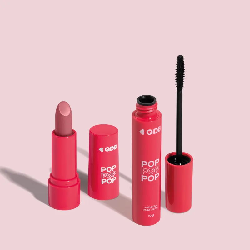 Imagem de dois produtos da marca POP Quem Disse, Berenice? contendo um batom semi matte em embalagem rosa na cor Rosa Supremo e uma máscara de cílios em tubo rosa com aplicador preto. O fundo da imagem é neutro com sombreado.