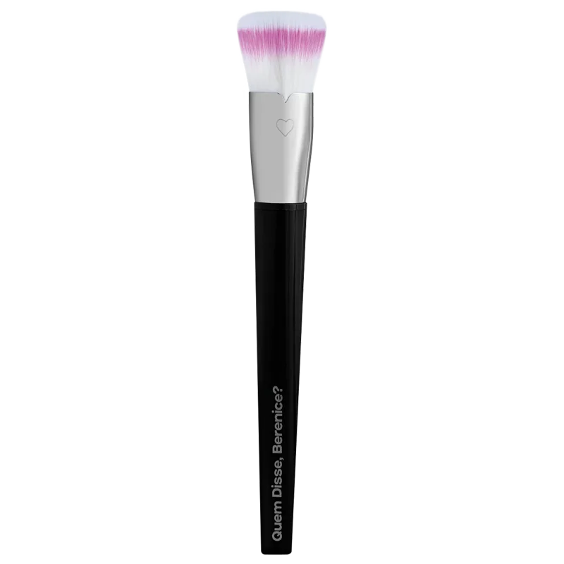 Pincel para maquiagem Duo Fiber Super Funcional da marca Quem Disse, Berenice? com cabo preto e prateado e cerdas macias nas cores ranca e bege.