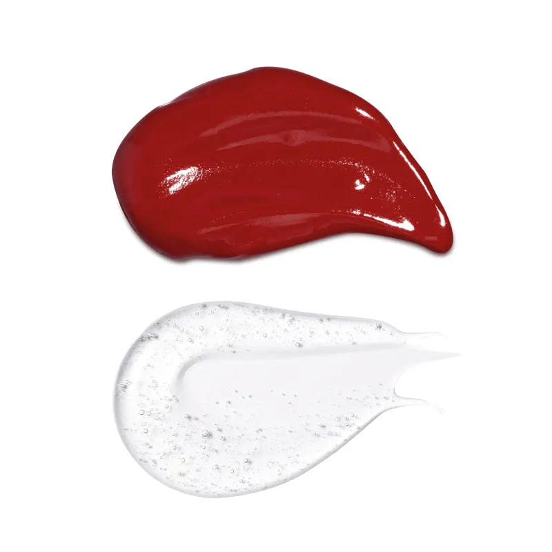 Textura brilhante e gelatinosa do batom duo gloss Pod Delas Vermelho se Inscreve da marca Quem Disse, Berenice?, com superfície irregular e bolhas, sobre fundo branco. Abaixo, é apresentada a mesma textura na cor transparente referente ao gloss incolor.