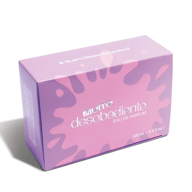 Caixa roxa e rosa que traz um frasco de Eau de Parfum Muito Desobediente Quem Disse, Berenice?.