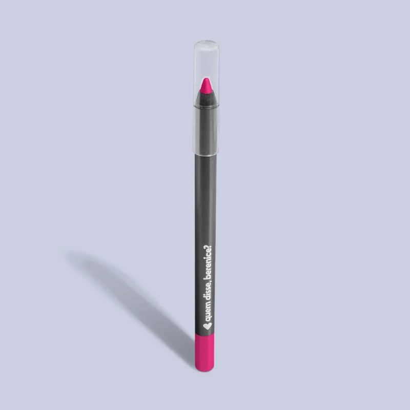 Lápis para olhos rosa Pinkete Quem Disse, Berenice? com corpo na cor cinza, parte inferior rosa e ponta retrátil rosa. O fundo da imagem é azul.