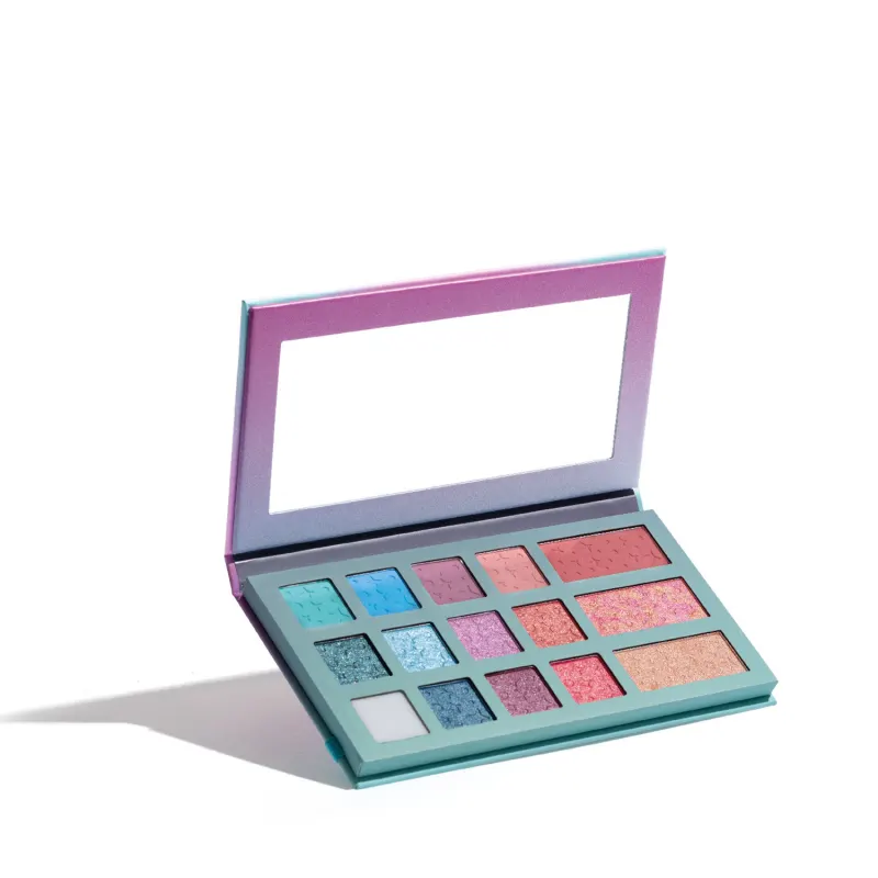 Paleta de maquiagem Quem Disse, Berenice? Dos Sonhos em embalagem retangular azul claro com espelho. Interior com 11 sombras em cores como azul, rosa, coral e dourado perolado, 1 primer, 2 tons de blush e 1 iluminador.
