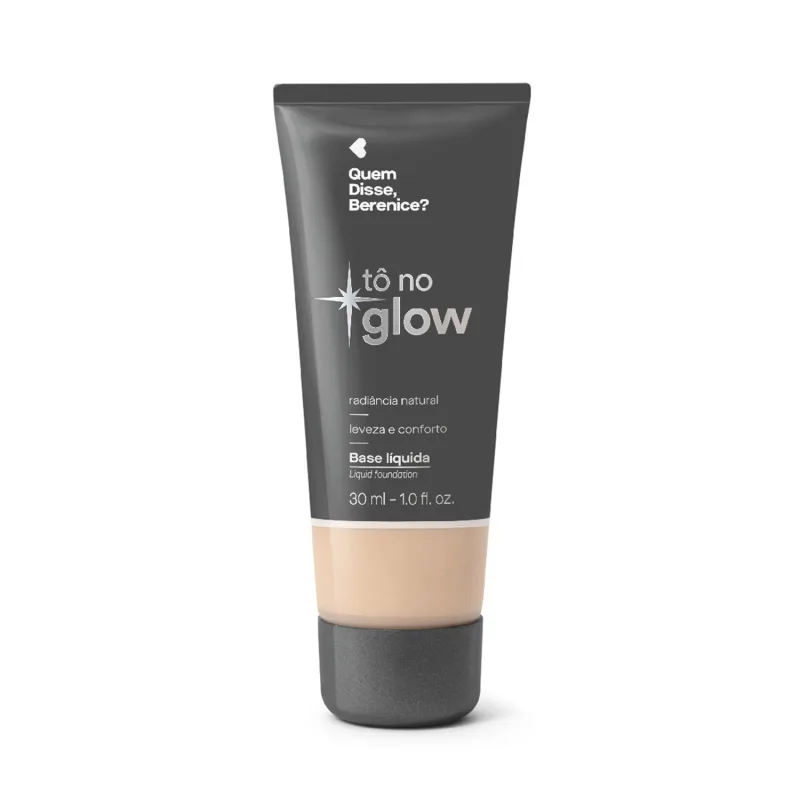 Bisnaga cinza de base líquida da marca Tô no Glow Quem disse, Berenice?, com detalhe na cor da base na parte inferior da embalagem e texto branco branco no rótulo.
