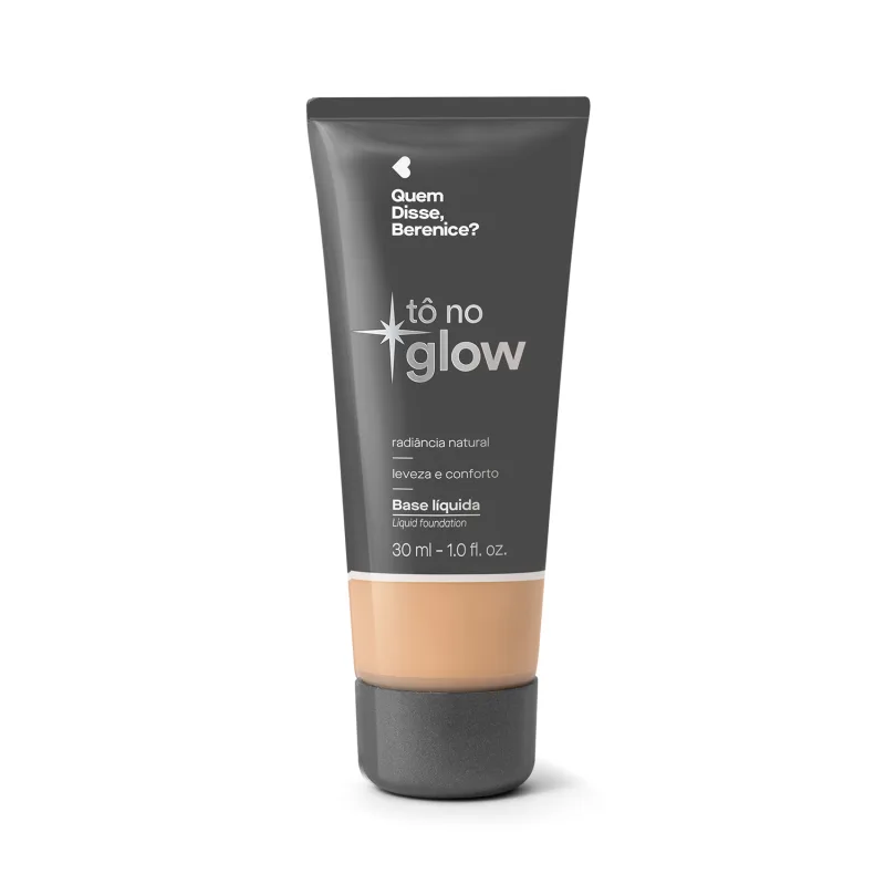 Bisnaga cinza de base líquida da marca Tô no Glow Quem disse, Berenice?, com detalhe na cor da base na parte inferior da embalagem e texto branco branco no rótulo.