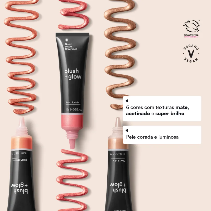 Três tubos preto de blush líquido da marca Blush + Glow Quem Disse, Berenice? destampados mostrando um bico dosador fino formando um rastro em ziguezague de produto sobre fundo rosa claro. O texto diz que são 6 cores com textura mate acetinado brilhante.
