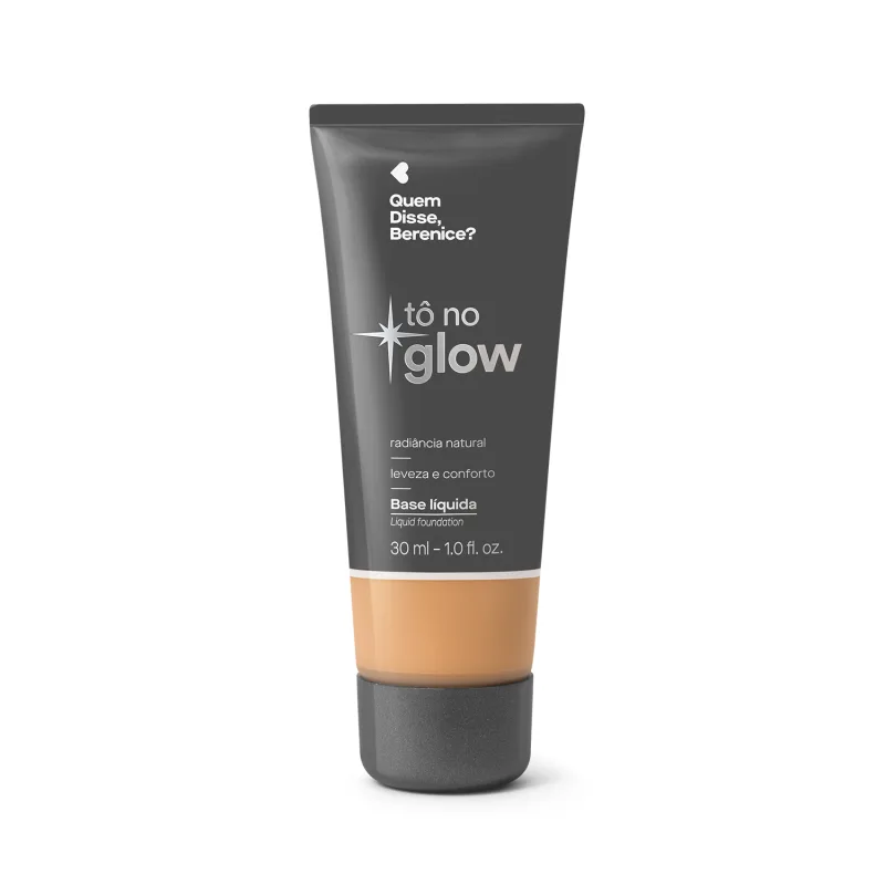 Bisnaga cinza de base líquida da marca Tô no Glow Quem disse, Berenice?, com detalhe na cor da base na parte inferior da embalagem e texto branco branco no rótulo.