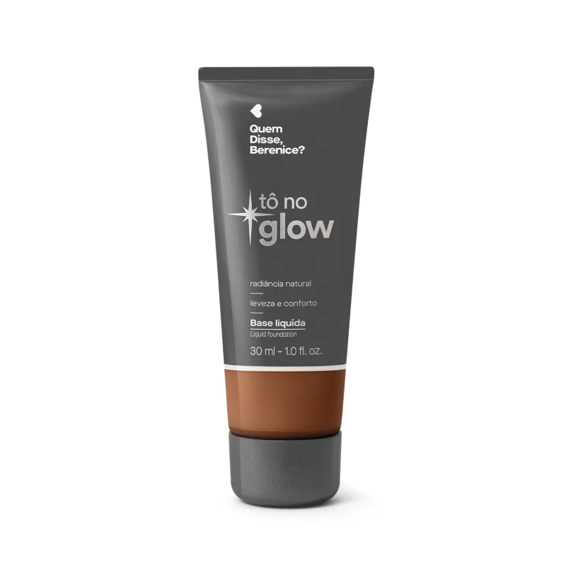 Bisnaga cinza de base líquida da marca Tô no Glow Quem disse, Berenice?, com detalhe na cor da base na parte inferior da embalagem e texto branco branco no rótulo.