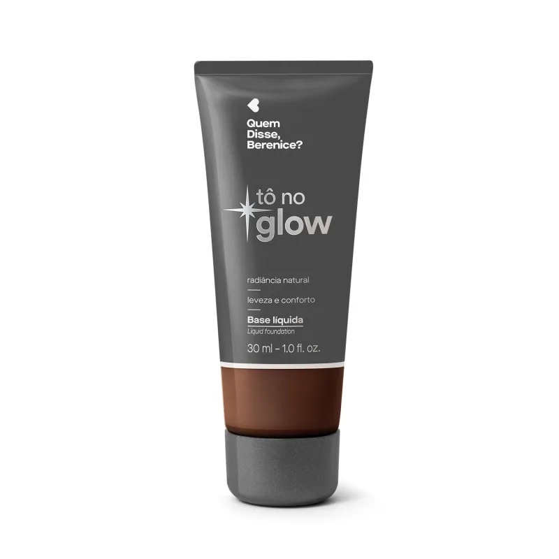 Bisnaga cinza de base líquida da marca Tô no Glow Quem disse, Berenice?, com detalhe na cor da base na parte inferior da embalagem e texto branco branco no rótulo.