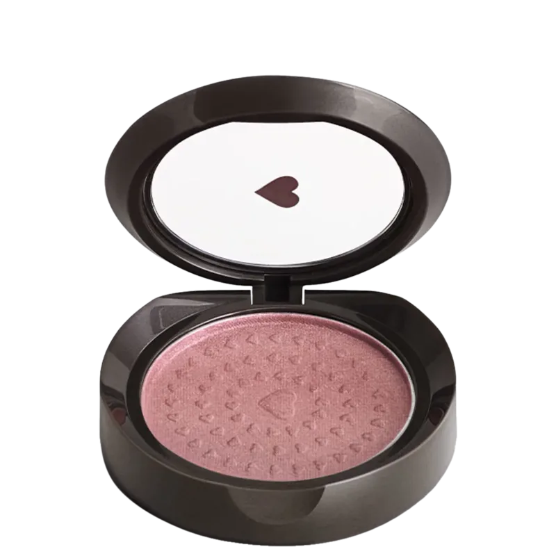 Pote circular preto de blush em pó compacto Cerejetim Quem Disse, Berenice?h em tom avermelhado, com textura brilhante, tampa transparente e coração no centro.