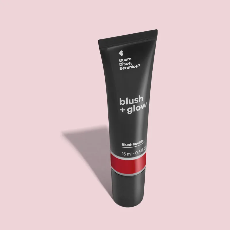 Bisnaga preta de item de maquiagem da marca Blush + Glow Quem disse, Berenice?, com detalhe vermelho e texto branco branco no rótulo em fundo rosa.