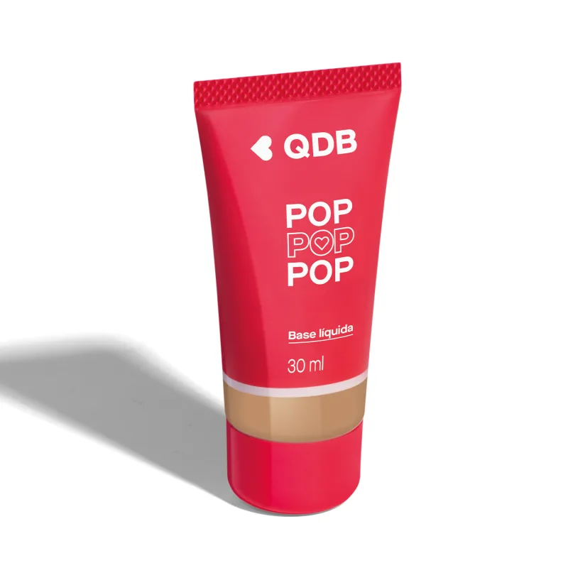 Imagem da base líquida soft matte da marca POP Quem Disse, Berenice? na cor 210Q, em tubo rosa com parte transparente, mostrando a tonalidade do produto, e rótulo com letras brancas. O fundo da imagem é branco com sombreado.