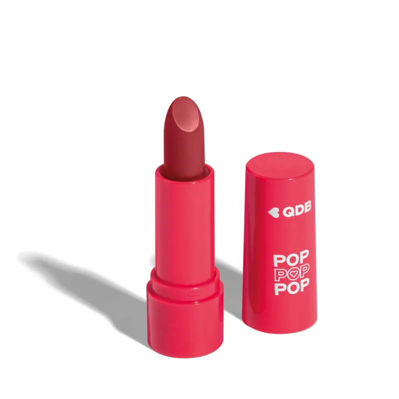 Imagem de um batom cremoso na cor Rosa Malva em embalagem rosa vibrante e tampa na mesma tonalidade com letras brancas. O produto faz parte da marca  POP Quem Disse, Berenice?. O fundo da imagem é branco com sombreado.