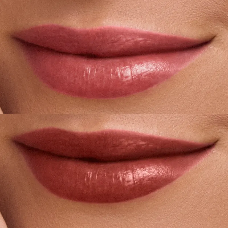 São duas imagens, uma disposta sobre a outra. Nas duas um close-up do rosto feminino, evidenciando os lábios. Na primeira, há um sorriso mostrando uma tonalidade mais clara. Na segunda, mostra uma tonalidade mais escura, mas também brilhante e intensa.