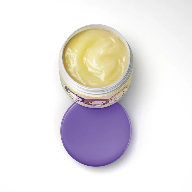 O item de perfumaria é um recipiente de plástico roxo com uma tampa branca. O conteúdo é uma substância cremosa de cor amarela clara com aparência suave e brilhante.