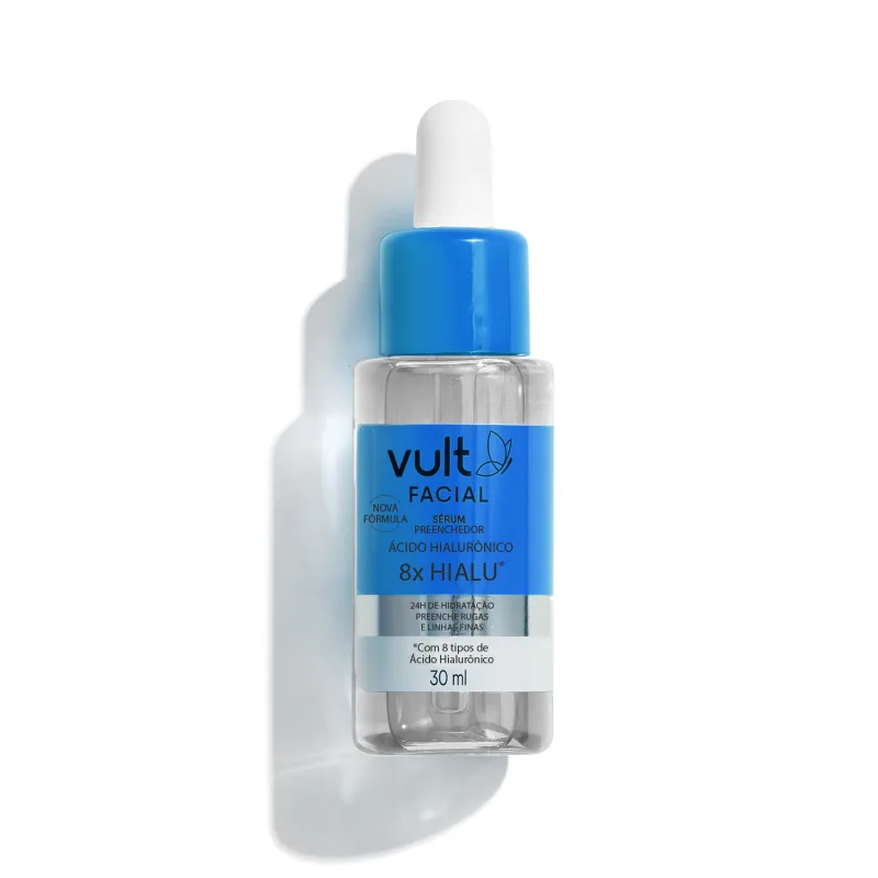 Frasco transparente contendo um líquido incolor. Tampa azul brilhante. Rótulo indicando "Vult Facial Nova Fórmula Sérum Preenchedor Ácido Hialurônico 8x Hialu*". Embalagem de 30ml. Contém 8 tipos de ácido hialurônico. Cores predominantes são azul e branco