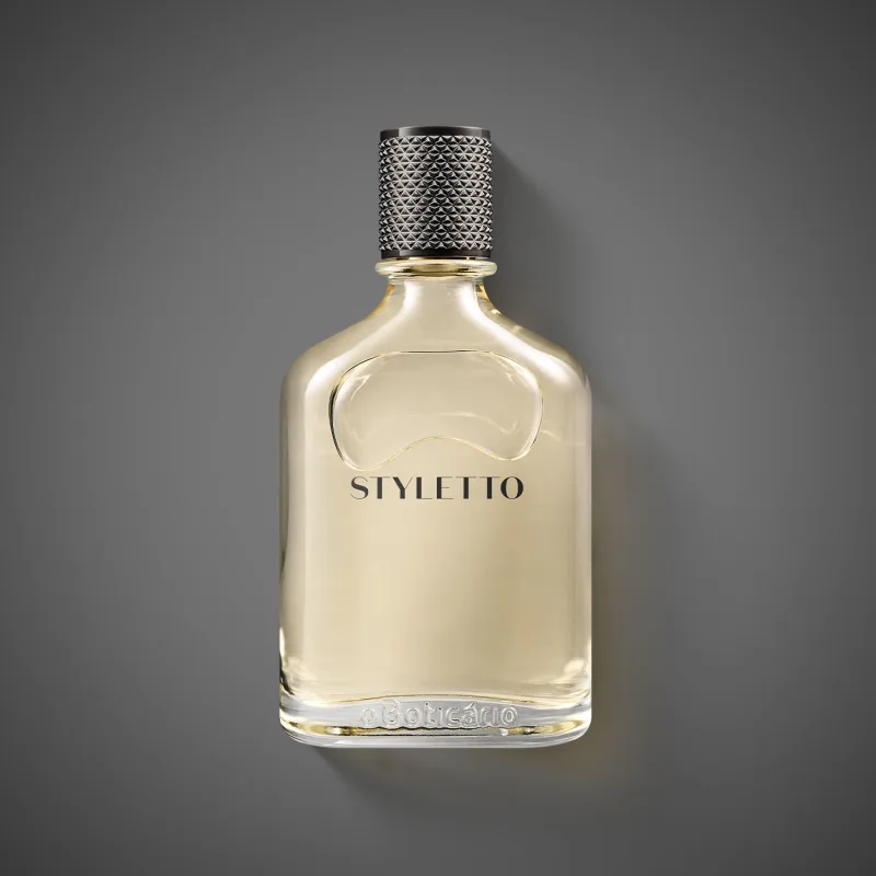Frasco de Styletto com design elegante e texturizado. Embalagem de vidro transparente com rótulo em letras pretas. Tampão superior com acabamento metálico.