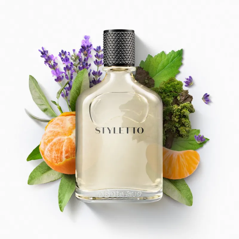 Ambiente de fragrância sofisticado, com flores e folhas verdes, laranja e roxo, destacando a garrafa da marca Styletto em fundo branco. Cenário elegante e natural, sugerindo um produto de beleza de alta qualidade.