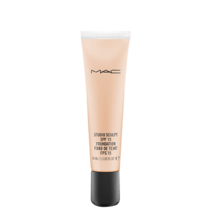M·A·C Studio Sculpt FPS 15 Foundation NC20 - Base Líquida
