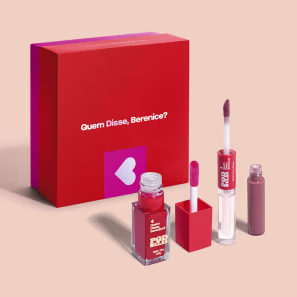 Combo Presente QDB Pod Delas: Balm Tint Jelly Vermelho ao Vivo 6,5ml + Batom Duo Gloss Nude Deixa o Like 8ml + Caixa Presente G