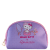 Nécessaire oval de zíper com pingente dourado, na cor lilás. A Hello Kitty está no centro, sentada em frente a um espelho com uma mesa de produtos de beleza do lado. Abaixo está escrito "HELLO KITTY by KLASS VOUCH BEAUTY ACCESSORIES" em rosa.