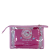 A imagem mostra um nécessaire com detalhes rosa pink, de plástico transparente em formato retangular com um rótulo arredondado da Hello Kitty no centro. Na parte de dentro é possível ver uma bolsinha menor, com estampa colorida do mesmo tema.