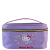 Nécessaire formato retangular com zíper dourado, estampa lilás com a Hello Kitty no centro rodeada de produtos de beleza.