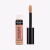 O produto mostrado é um Infallible Full Coverage Concealer da L'Oréal Paris, em um frasco preto com rótulo preto e vermelho. O aplicador é um pincel de maquiagem de cor bege. O produto é destinado a oferecer cobertura completa.