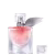Frasco de perfume Lancôme com tampa prateada e rótulo rosa, contendo líquido rosa claro. Embalagem de vidro transparente com design elegante e sofisticado.