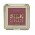 Blush em pó Ruby Rose, com o nome "Silk Skin" impresso em letras grandes. A embalagem é retangular, com uma tampa transparente que permite visualizar o conteúdo. A cor predominante do blush é um tom rosado escuro.